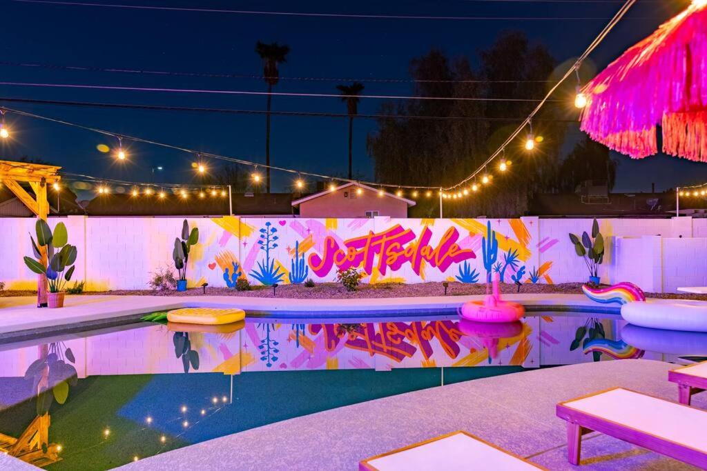 een zwembad 's nachts met lichten aan de muur bij Love Oasis by Scottsdale Beach Club - NEW in Scottsdale