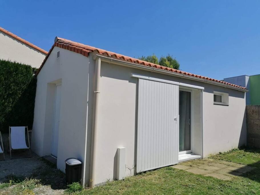 ラ・ロッシュ・シュル・ヨンにあるPetit T2 proche centre villeの庭に2つのドアがある白いガレージ