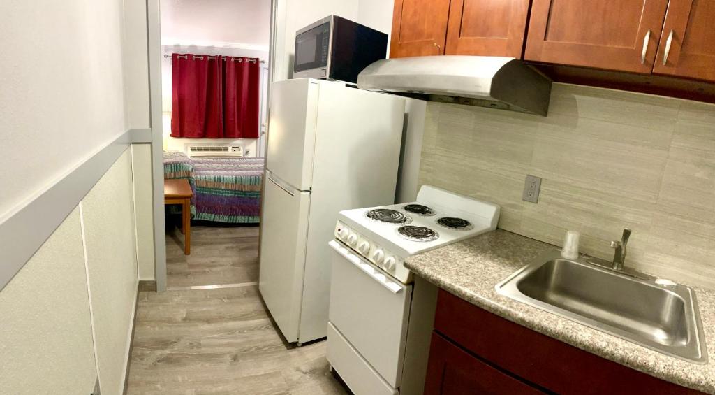 Kuchyň nebo kuchyňský kout v ubytování Emerald Best Motel