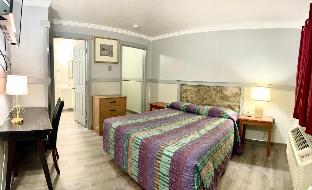 Postel nebo postele na pokoji v ubytování Emerald Best Motel