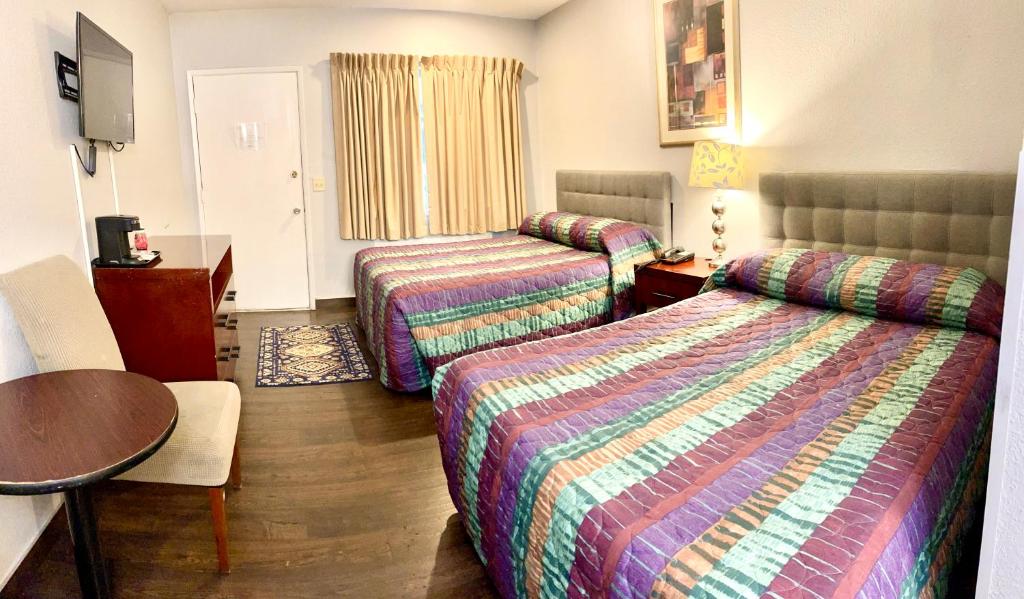 Postel nebo postele na pokoji v ubytování Emerald Best Motel