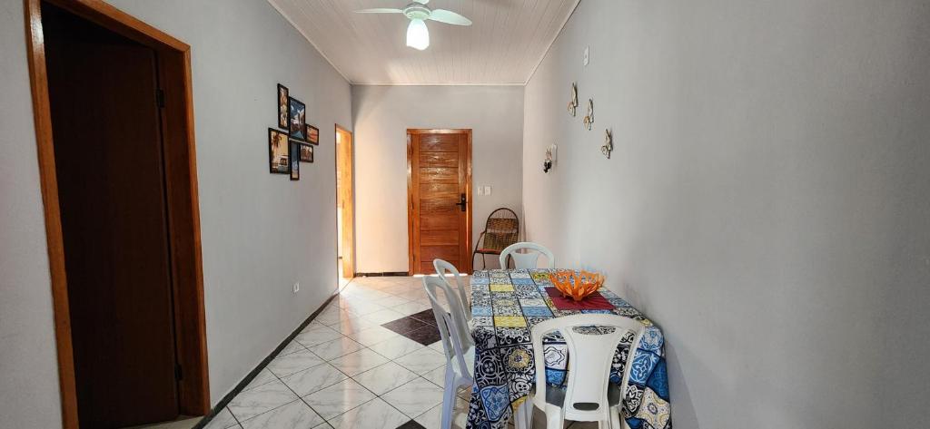uma sala de jantar com uma mesa e cadeiras num quarto em Casa Abade - 4 Quartos - Excelente localização em Itacaré
