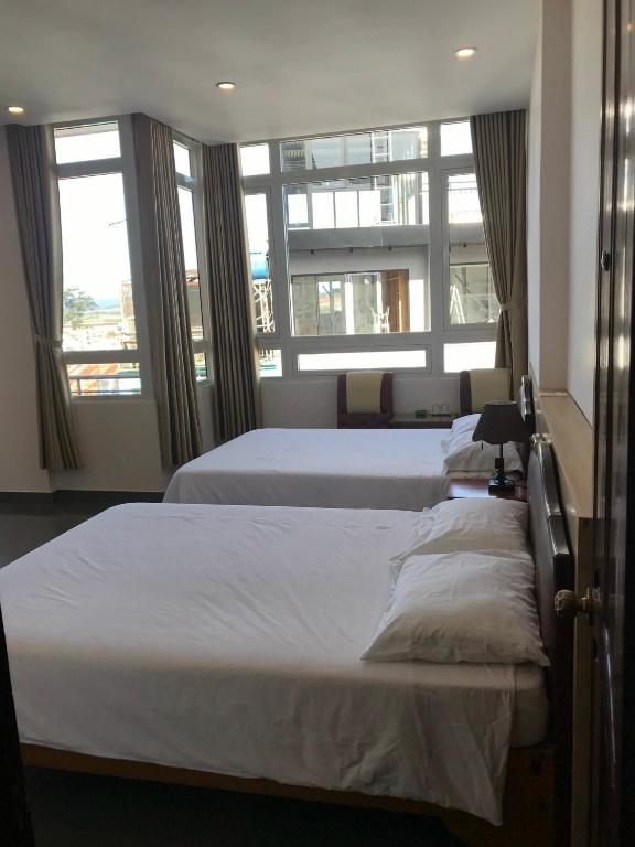 Giường trong phòng chung tại Tuyet Son Hotel