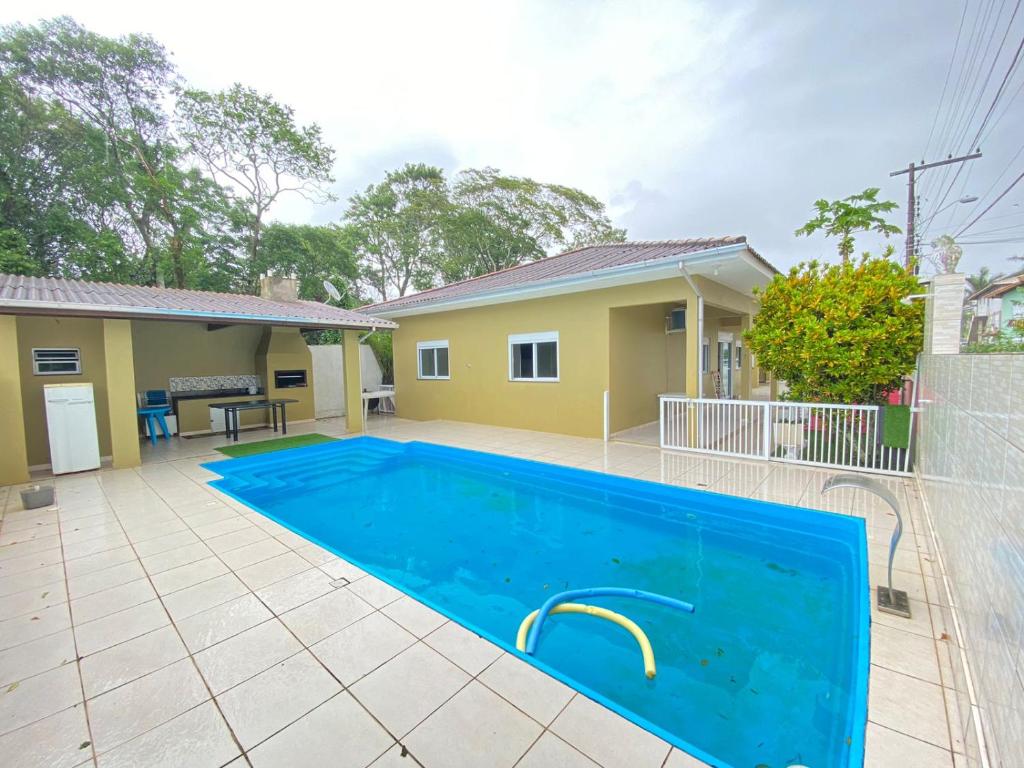 una piscina frente a una casa en CASA SANTINHO 0152, en Florianópolis