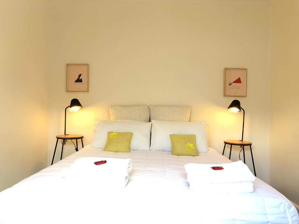 1 dormitorio con 1 cama blanca grande y 2 almohadas en Comfy at Ed's - 20 mins to Kaiteri & Abel Tasman en Motueka