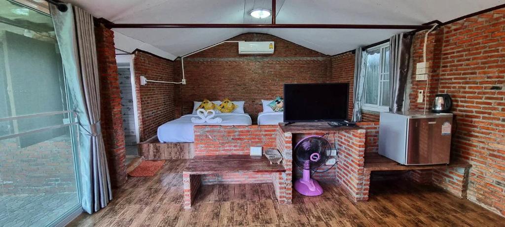 TV a/nebo společenská místnost v ubytování เขาเจ้าขา2 บ้านอิฐ