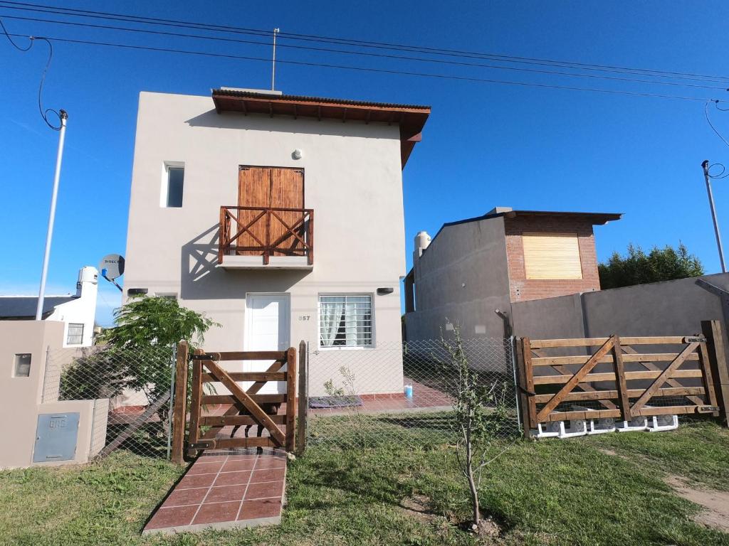 una casa con una puerta y un edificio en Casa Santa Ana Miramar Buenos Aires en Miramar