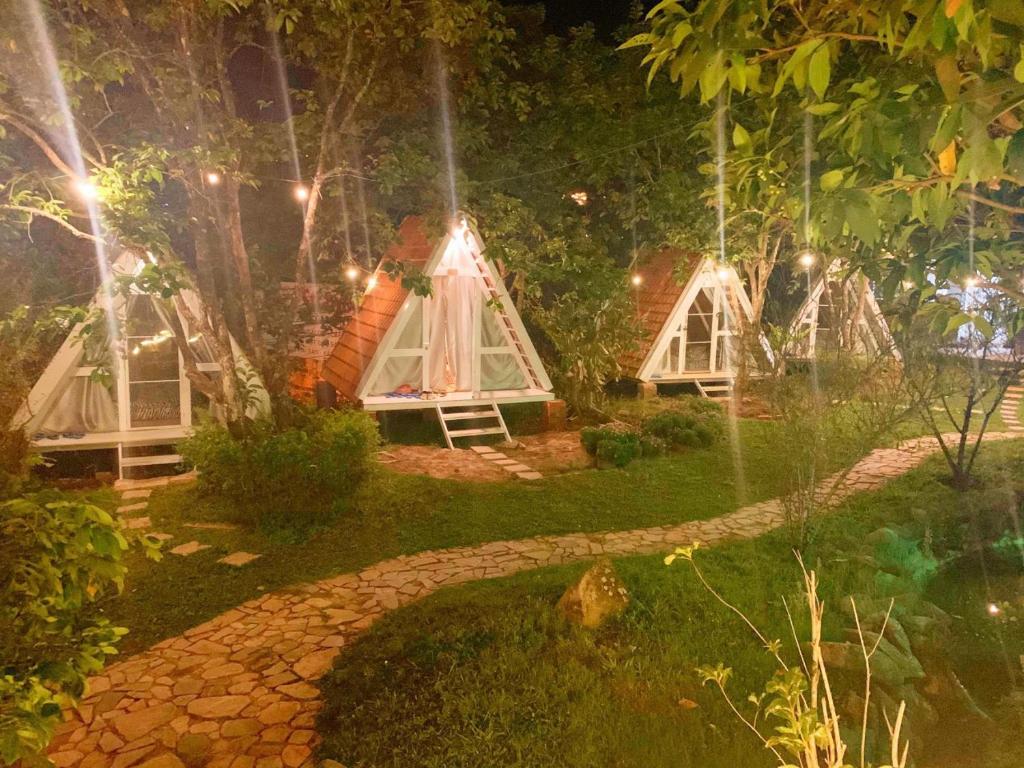 een groep tenten in een tuin 's nachts bij Hoa Son Village Da Lat in Xuan An