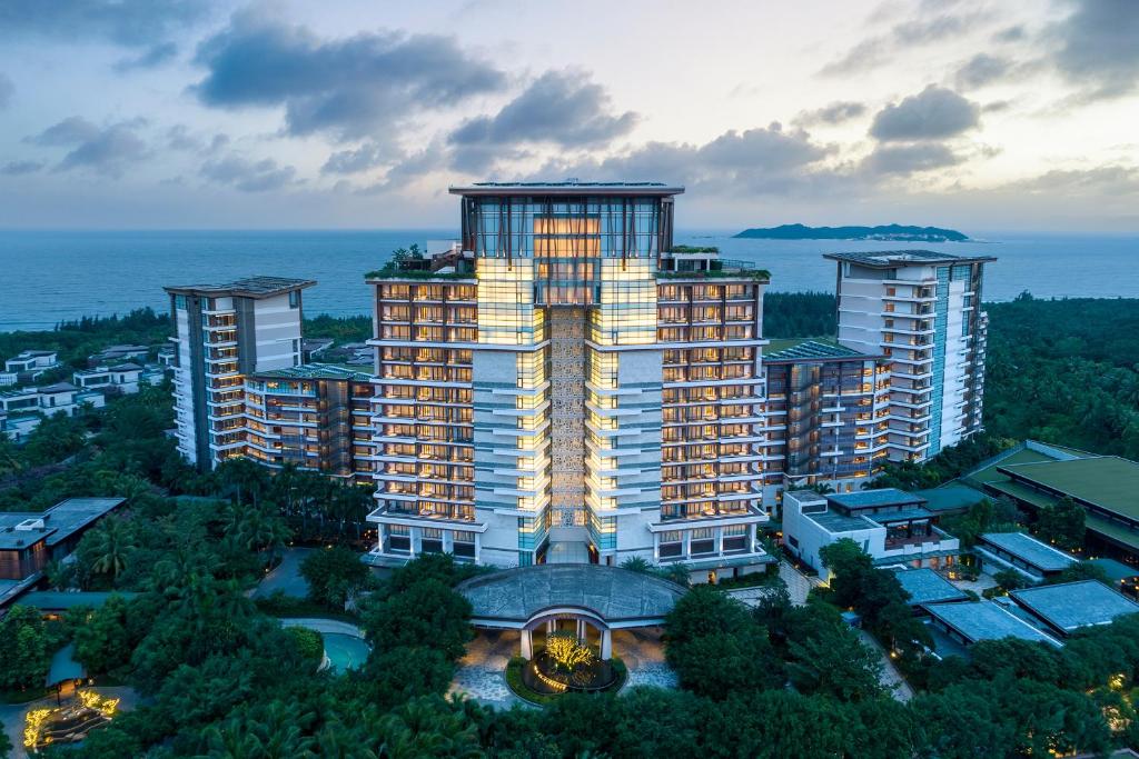 une vue aérienne sur un grand bâtiment avec des arbres dans l'établissement Grand Hyatt Sanya Haitang Bay Resort and Spa, à Sanya