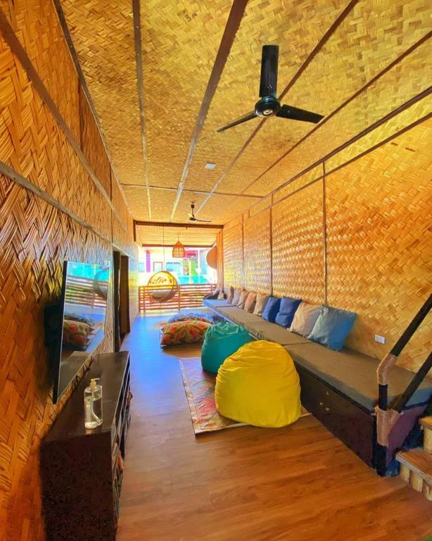 Un lugar para sentarse en BAMBAM Hostel