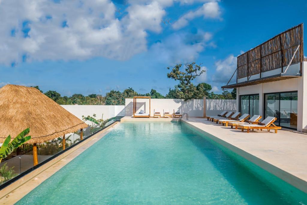 Bazén v ubytování The Waves Tulum by BNB Experience nebo v jeho okolí