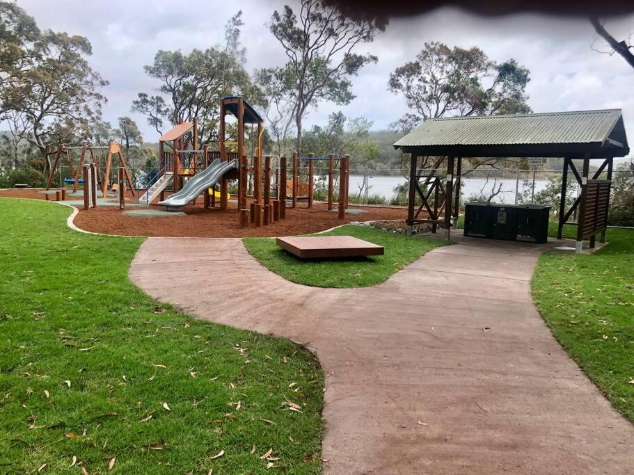 un parque con parque infantil con tobogán en Bella Lago - Peace and Tranquility by the Lake, en Smiths Lake