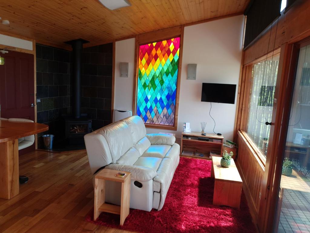TV a/nebo společenská místnost v ubytování Woodbridge Hill Hideaway