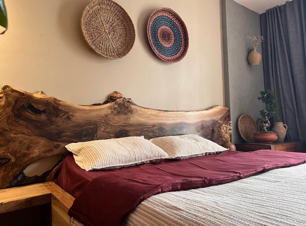 um quarto com uma cama e uma cabeceira em madeira esculpida em A view from above the Ekinoks Mall for NightClups em Esenyurt