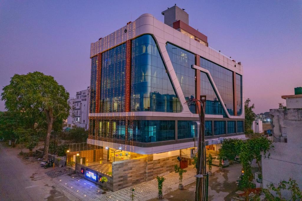 un edificio alto con muchas ventanas en Pax Grand Blue en Udaipur