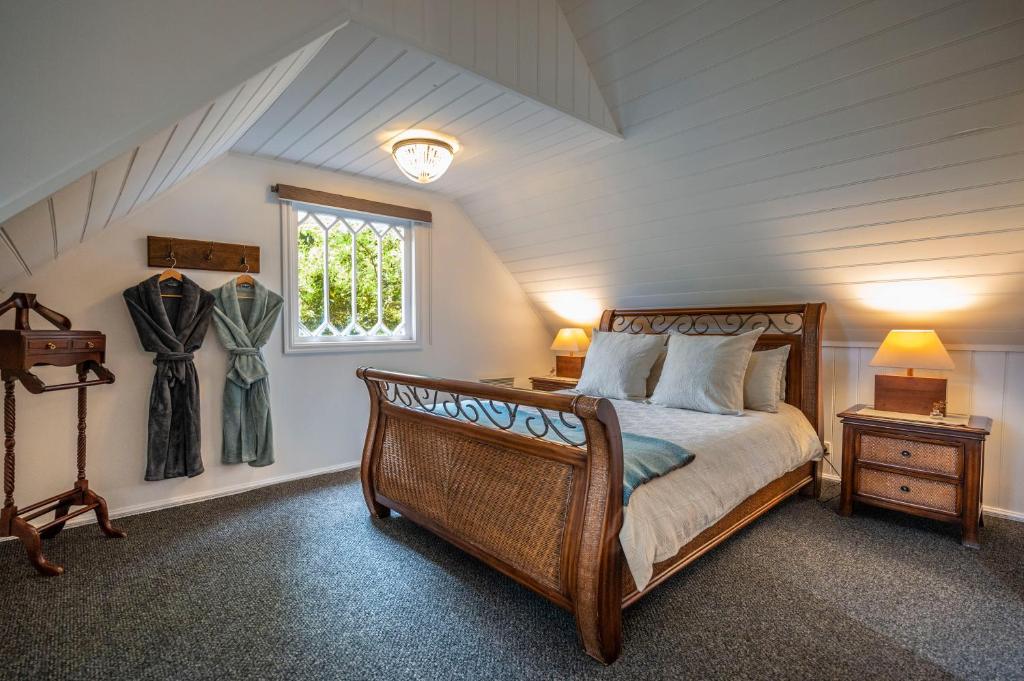 Giường trong phòng chung tại Wild Orchid Olinda Private Luxury Cottage