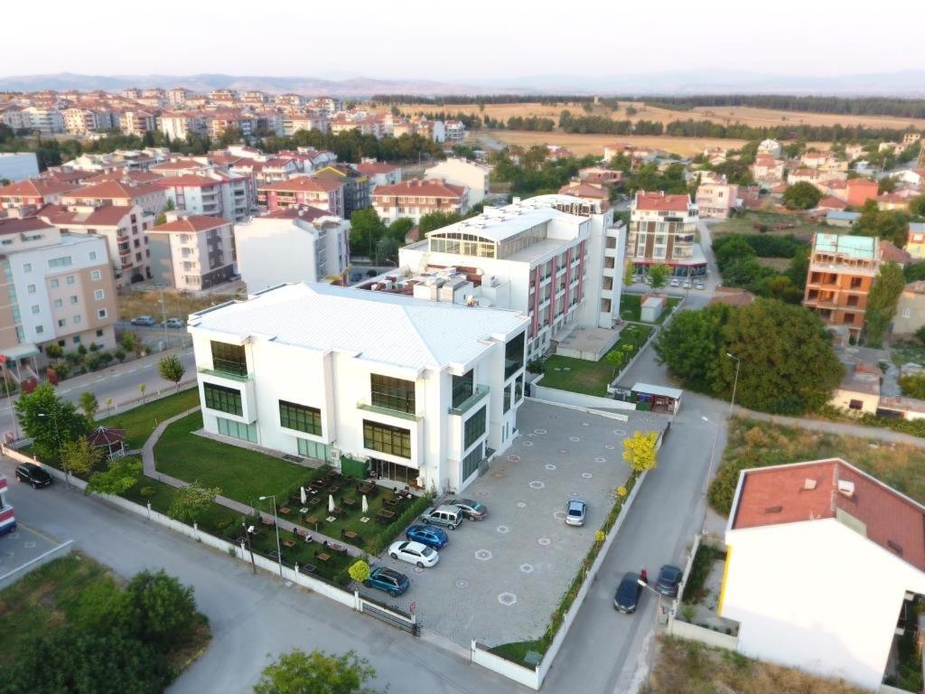 an aerial view of a city with a white building at Balıkesir Öğretmenevi in Çayirhisar