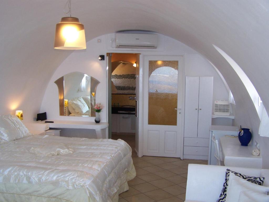 Postel nebo postele na pokoji v ubytování Caldera View Private Villa