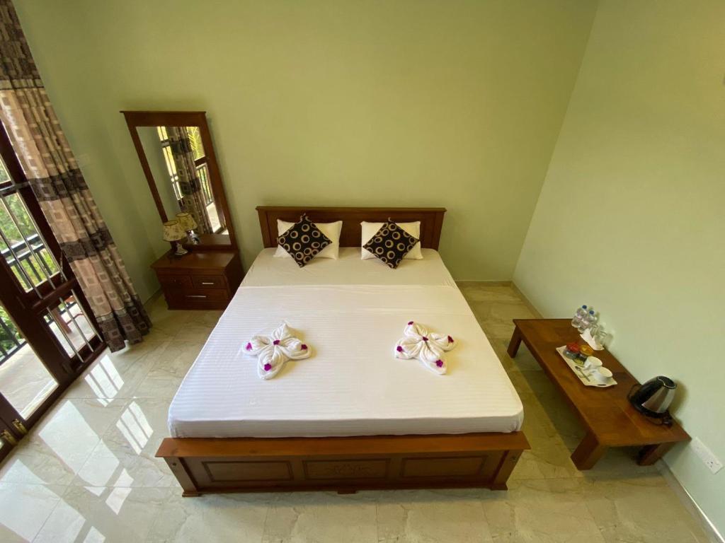 Postel nebo postele na pokoji v ubytování Nirosha Guest House