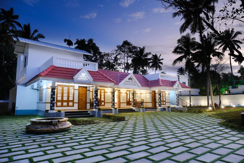 une maison avec une cour en face dans l'établissement Serene Stay, à Alappuzha