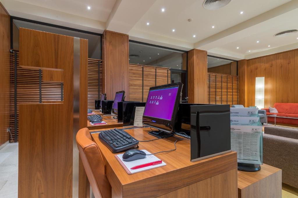 TV a/nebo společenská místnost v ubytování K+K Hotel Opera