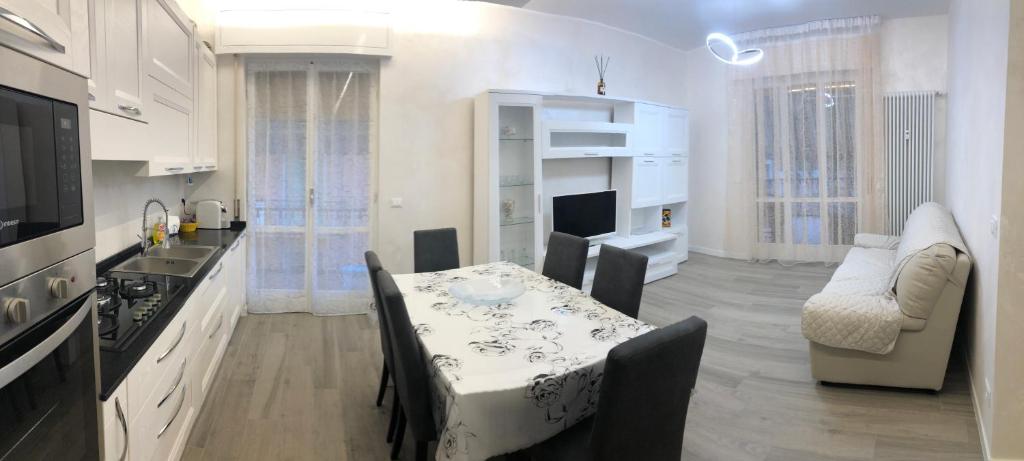 een keuken en eetkamer met een tafel en een keuken bij WHITE HOUSE in Verona