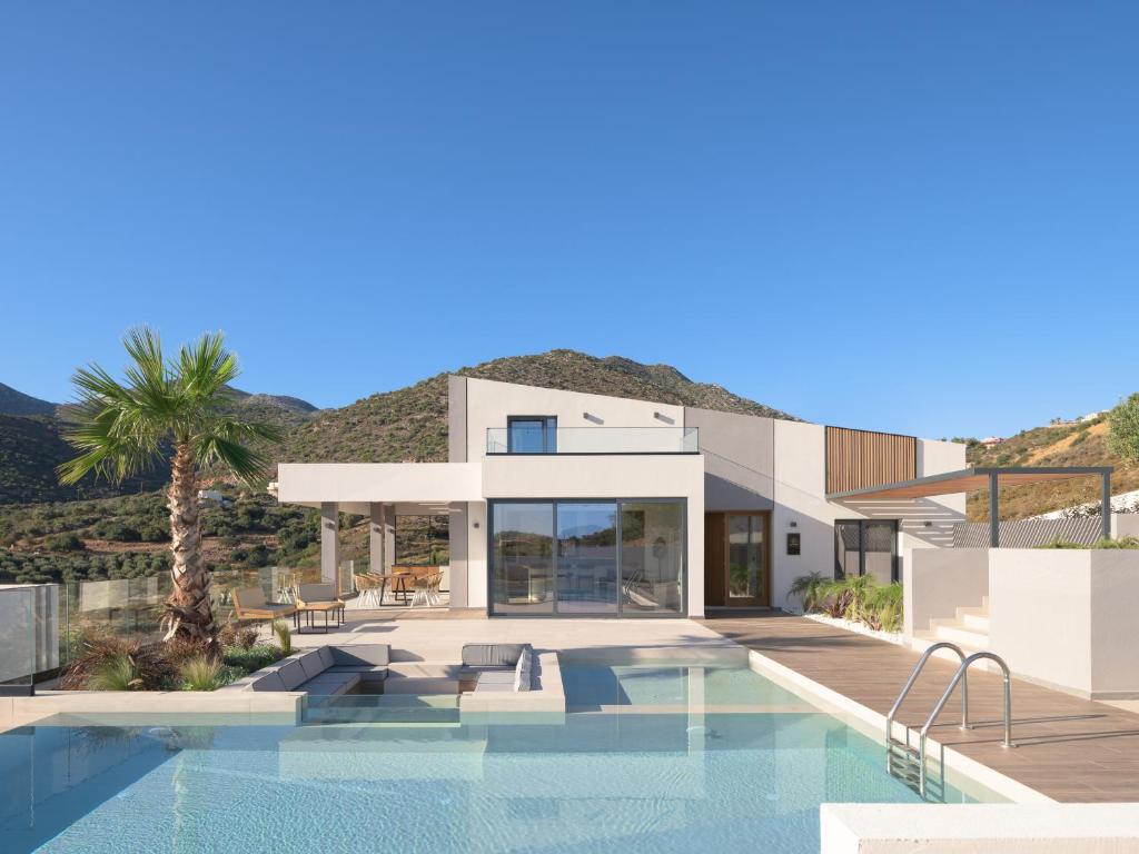 Basen w obiekcie Mayana Luxury Villa, an infinite blue experience, by ThinkVilla lub w pobliżu