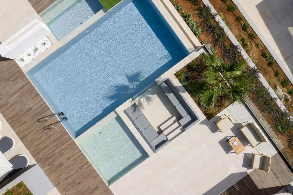 Basen w obiekcie Mayana Luxury Villa, an infinite blue experience, by ThinkVilla lub w pobliżu