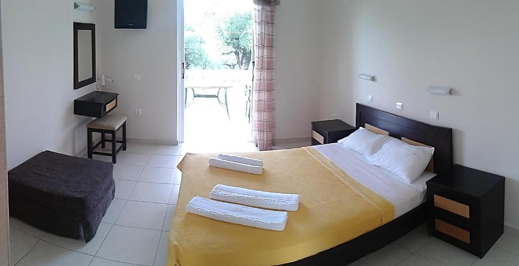 Postel nebo postele na pokoji v ubytování Pouliezos Koklanis Zante Apartments
