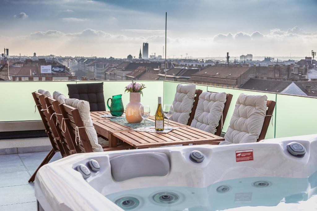 Photo inspiration: Gallery Detail: Centropolitan Penthouse I Jacuzzi I Free Prkng I Self Chkn