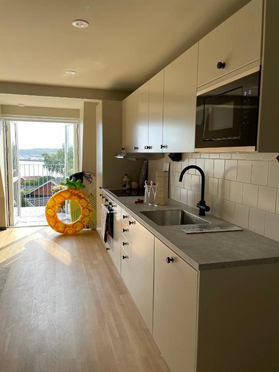 Kuchyň nebo kuchyňský kout v ubytování Hotell Hanöhus Hällevik