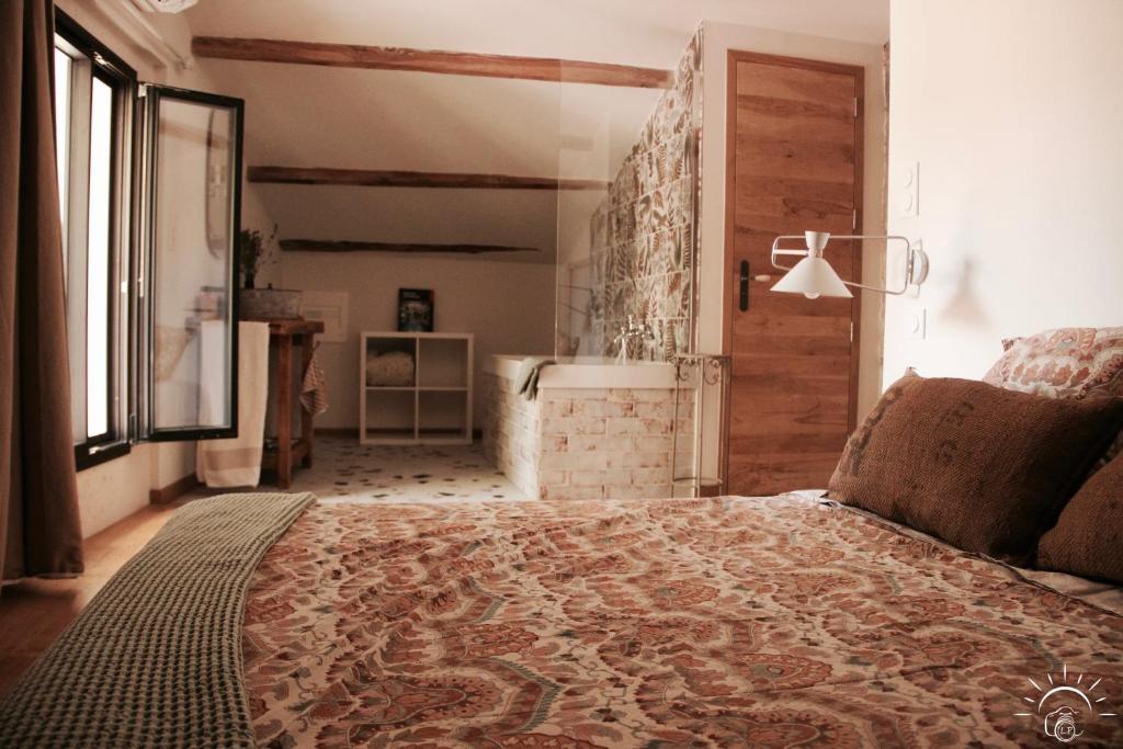מיטה או מיטות בחדר ב-Chambre d'hôtes dans une ancienne bergerie