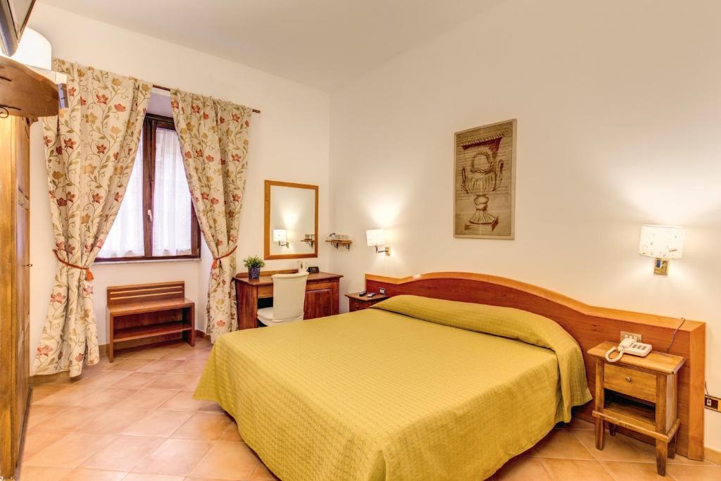 ローマにあるホテル ゲア ディ ヴルカーノのベッドと窓が備わるホテルルーム