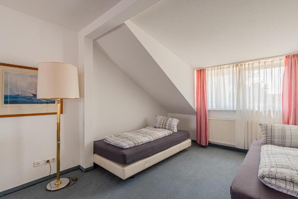 Postel nebo postele na pokoji v ubytování Pension für Monteure in Dresden, Zimmer mit eigenem Bad und großer Gemeinschaftsküche