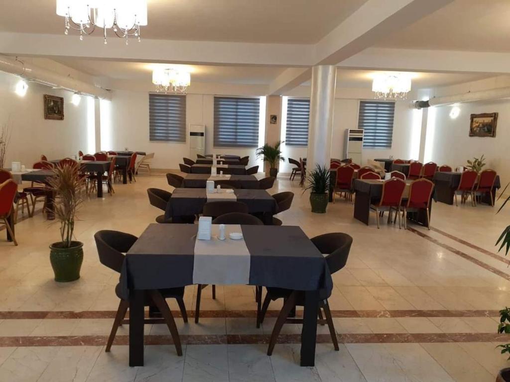 Hotel Sinaia Palace餐廳或用餐的地方