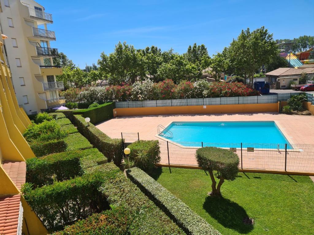 ein Pool in einem Hof neben einem Gebäude in der Unterkunft Sopraland T3 45m2 à 300m plage Richelieu in Cap d'Agde