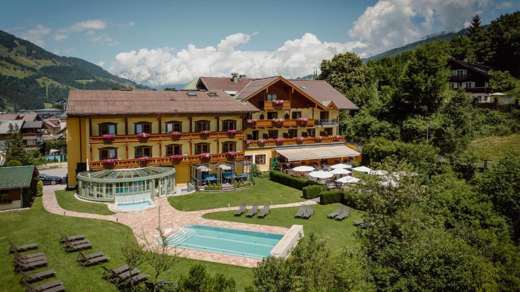  Elle offre une vue aérienne sur un hôtel doté d'une piscine. dans l'établissement Hotel Lerch, à Sankt Johann im Pongau