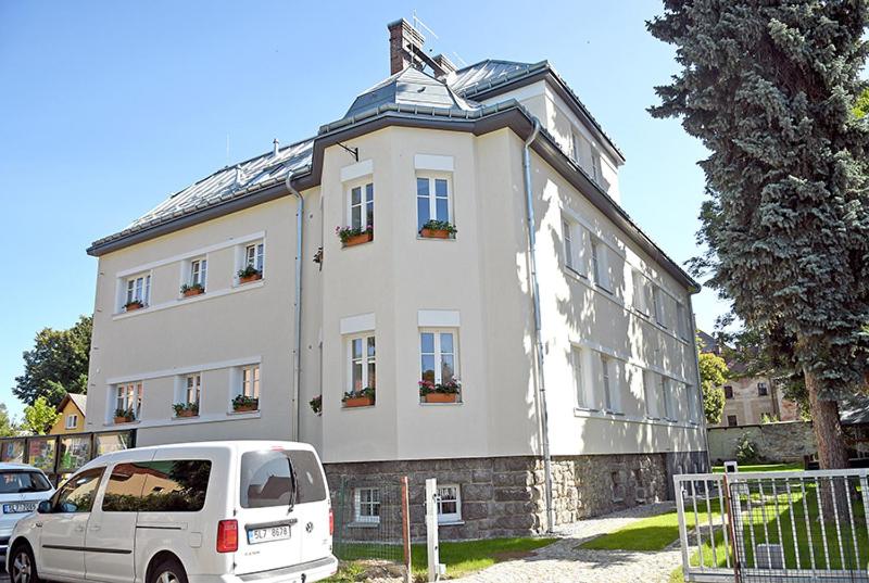 a white van parked in front of a building at Apartmán v Bételu in Chrastava