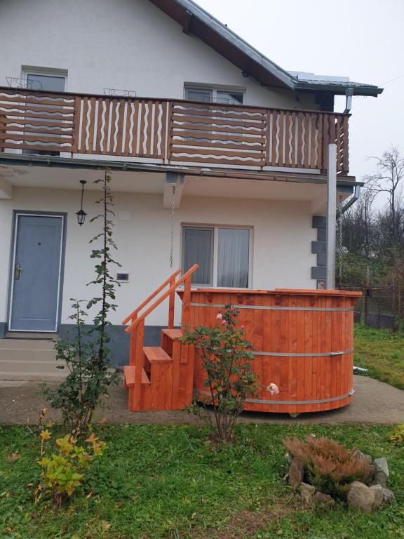Casuta din Gradina - Three-Bedroom House