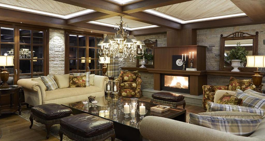 uma sala de estar com um sofá e uma lareira em MounTrace Suites & SPA em Monodendri