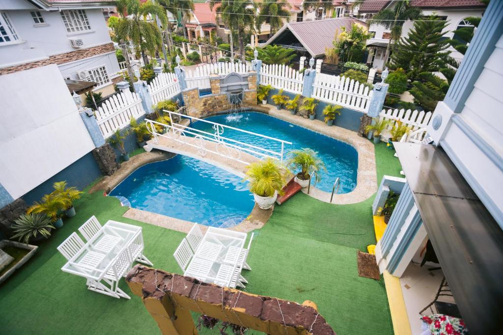 Balanga的住宿－Grand Peninsula Suites，享有别墅内游泳池的顶部景致
