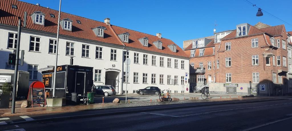 uma rua da cidade com edifícios ao lado da estrada em Wooden box with sleeping amenities Vindegade 53E em Odense