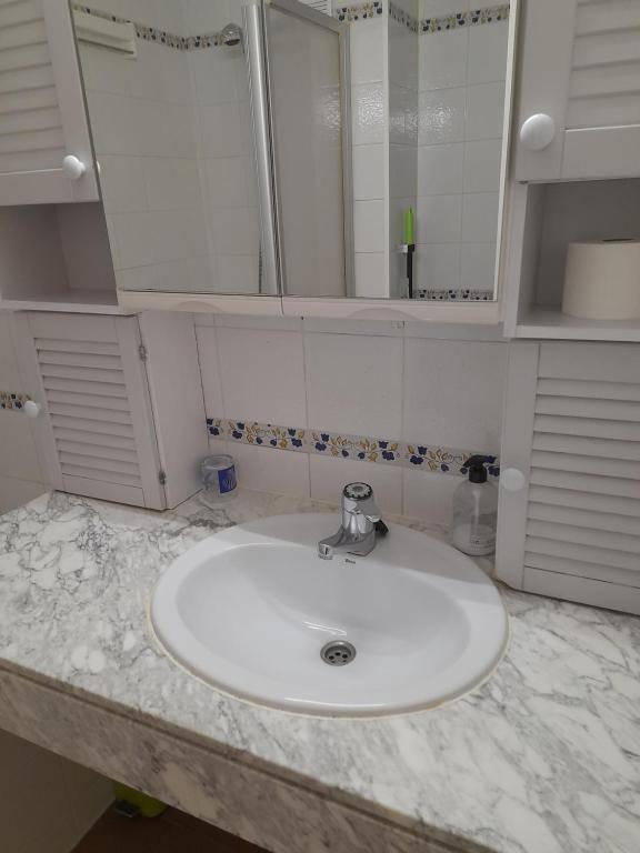 A bathroom at Royal Marine playa calme et cosy