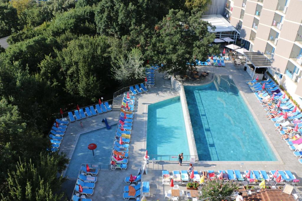 ゴールデン・サンズにあるHotel Slavey - All Inclusiveのスイミングプール(椅子、パラソル付)のオーバーヘッドビュー