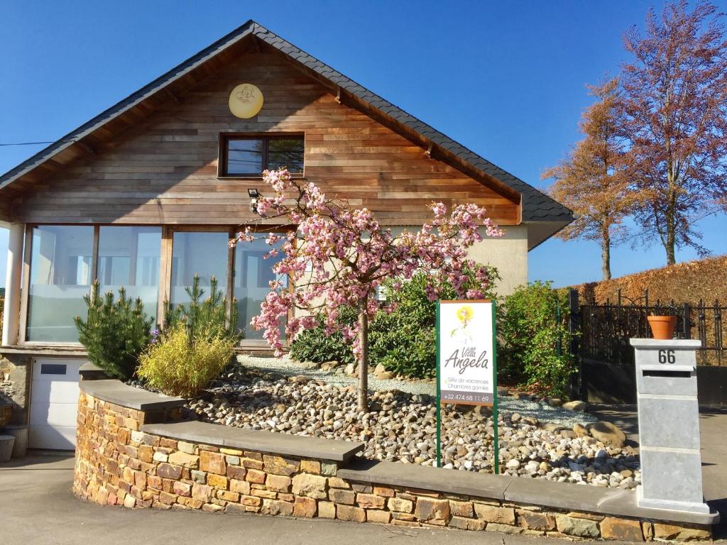 une petite maison avec un panneau devant elle dans l'établissement Villa Angela, appartement 3 chambres, à Ovifat