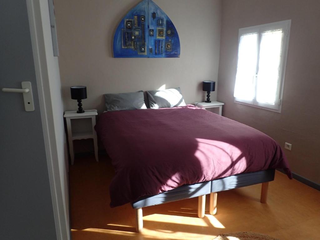 A bed or beds in a room at Gîte de l'ASPA