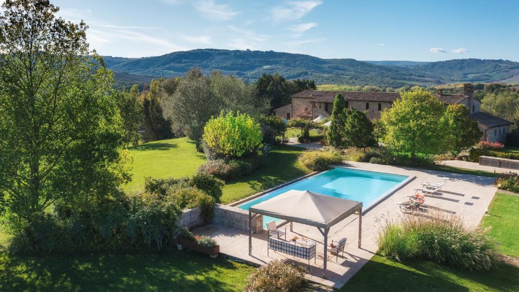 - une vue aérienne sur un jardin avec une piscine dans l'établissement EREMO SANTA BARBARA 16&5, Emma Villas, à Todi