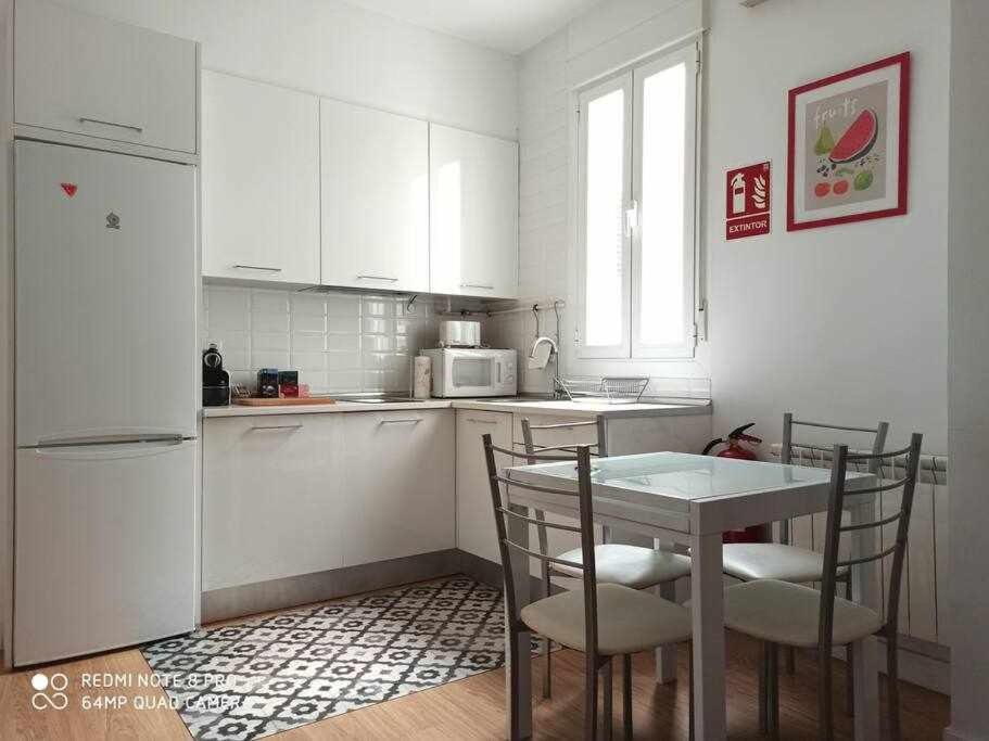 A kitchen or kitchenette at centro Madrid Familiar alojamiento termporal