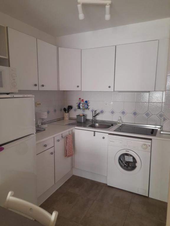 A kitchen or kitchenette at Royal Marine playa calme et cosy