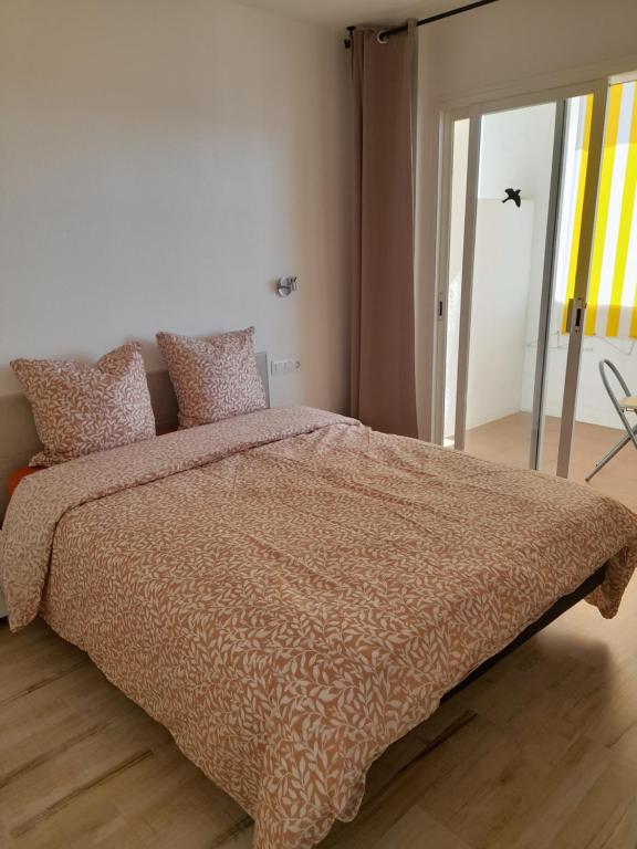 A bed or beds in a room at Royal Marine playa calme et cosy